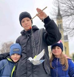 УКРАЇНСЬКІ ДІТИ ПОДАРУВАЛИ ПАПІ ГОЛУБА З ПОРАНЕНИМ КРИЛОМ